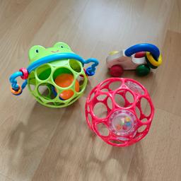 2 O-Bälle überzeugen als gelungene Kombination aus Ball, Greifspielzeug und Rassel. Sowie ein Greiffahrzeug aus Holz. 
Versand gegen Aufpreis