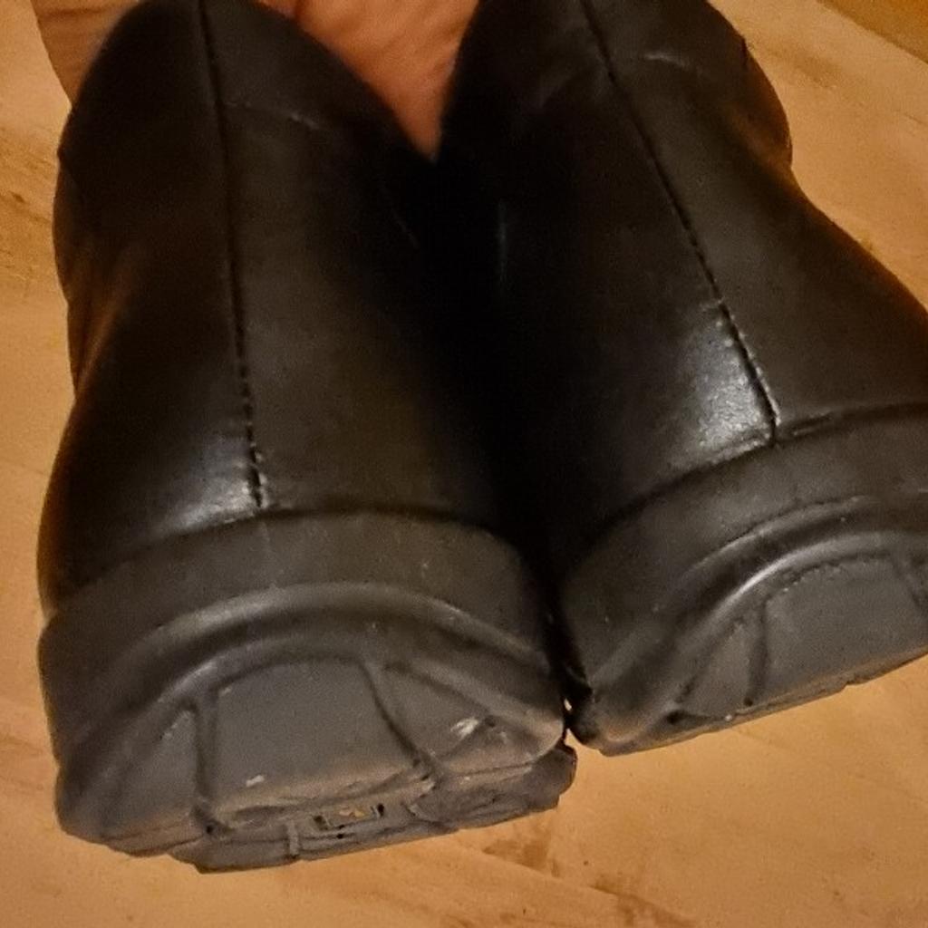New without tags
Size 9 (EU 39) black soft leather shoes with lace fastening.
Worn to try in house but never out
100% soft leather upper and lining with rubber base - supportive ankle design
Good gripping
Bought abroad - from smoke and pet free home
Collection from RM11 Hornchurch
