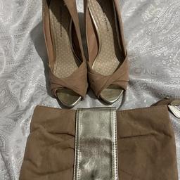 Nude suede platform peep toes worn a few times.
Heel has slight damage.
Comes with a matching clutch.
Heel height is 5 inches.
Platform is about 1 inch.
Handbag is 11” x 6”.