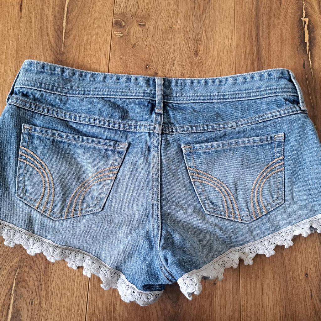 Verkaufe diese süße Jeans Shorts von Hollister in Größe 27. Sie ist in sehr gutem Zustand. Leichte Spuren vom waschen vorhanden. Versand nach Absprache möglich. Schaut auch in meine anderen Angebote :)