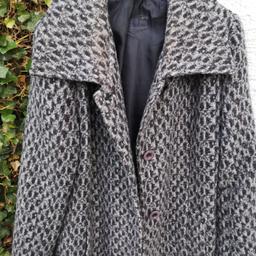 Es wird wieder kalt und wir verkaufen:

Einen sehr aktuellen Kurz-Damen-Wintermantel in only grau-schwarz von der Firma La-Verite. Größe: M und die Länge beträgt 80 cm.

Es ist ein sehr schönes Stück.

Der Mantel kann zur Hose sehr gut getragen werden.