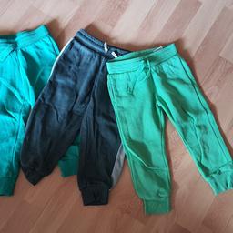 Ich verkaufe drei sehr gut erhaltene grüne Jogginghosen von H&M in Größe 92.