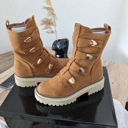 Brown / Tab suede effect ankle boots with gold effect  strap detail 

brand: Nasty Gal

Zip fastening to the sides 

comes with box 

size 4 

#boots #ankleboots ##bikerboots #chunkyboots #shoewear #nastygal