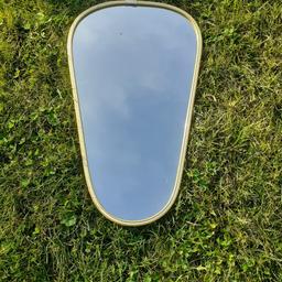 edler Vintage Spiegel aus den 50ern mit normalen Gebrauchsspuren
ca 30 x 50 cm
Versand möglich