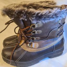 London Fog snow boots ski boots winter boots walking boots duck boots superb condition. Faux fur lined so extremely warm and comfortable. Company established 1923. Original sale sticker. See photos for condition size flaws materials etc. I can offer try before you buy option if you are local but if viewing on an auction site viewing STRICTLY prior to end of auction.  If you bid and win it's yours. Cash on collection or post at extra cost which is £4.55 Royal Mail 2nd class. I can offer free local delivery within five miles of my postcode which is LS104NF. Listed on five other sites so it may end abruptly. Don't be disappointed. Any questions please ask and I will answer asap.
Please check out my other items. I have hundreds of items for sale including bikes, men's, womens, and children's clothes. Trainers of all brands. Boots of all brands. Sandals of all brands. 
There are over 50 bikes available and I sell on multiple sites so search bikes in Middleton west Yorkshire. hundreds of ite
