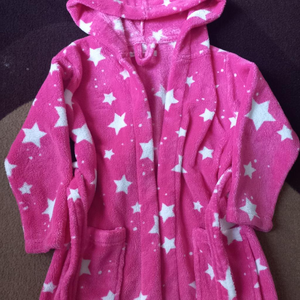 In excellent condition like new as only worn few times
Pink colour
Starry print
2 front pockets
Hooded and belted
Lovely soft fluffy material
Brand Minoti
£7
Smoke free pet free house
Message me for postage enquiries

See my other ads for more items
Thankyou