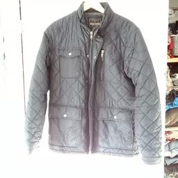 Peacocks mens quilted jacket with fleece lining. (MED).  GREAT for these cooler days and lightweight as a run up to winter.  there is a miniature hole at the from but can't easily seen unless 6inches away!

Local collection preferred from a safe spot, Tesco Express Tulketh Mill PR2 2BT. Protects both seller & buyer.

Full payment by PayPal incl fees.

I don't do bank transfers or Western Union.

Humblest of apologies.