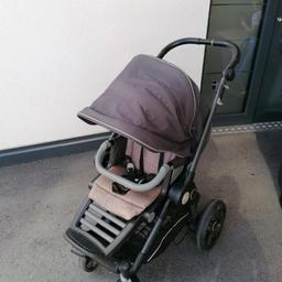 Teutonia Kinderwagen mit Babyschale und Sportsitz.
"Beschädigungen" an der Babyschale laut Fotos.

Privatverkauf, keine Gewährleistung, Rücknahme, oder Garantie.
