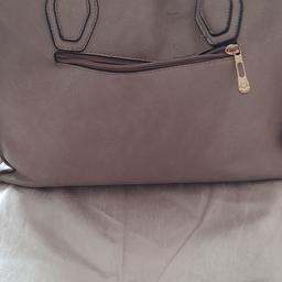 Nice size bag
Taupe in colour