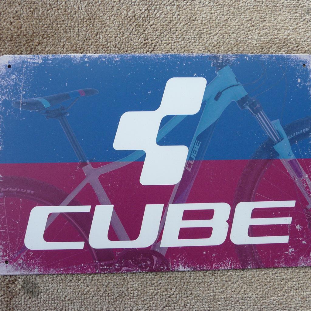 Ich biete hier ein Reklame Blechschild
Fahrrad Marke – CUBE aus Waldershof
Schild ist in einem Top Zustand / NEU

Hab noch weitere Schilder online!

Größe : 30 x 20 cm