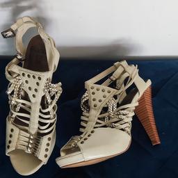 Beige High Heels mit Nieten von Blanco Shoes (in Spanien gekauft), vielen Riemchen, geflochtenen goldfarbenen Riemchen, Absatzhöhe ca. 11cm, mit Plateau vorne knapp 2cm 
Ausgeschrieben mit 39