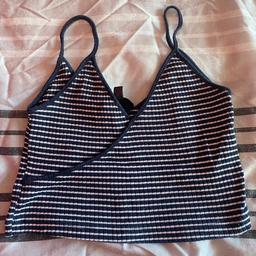 Topshop Stripe Crop Top, Size UK 10. This item has been worn once but is still in a perfect condition.
Message me for more photos or questions💕