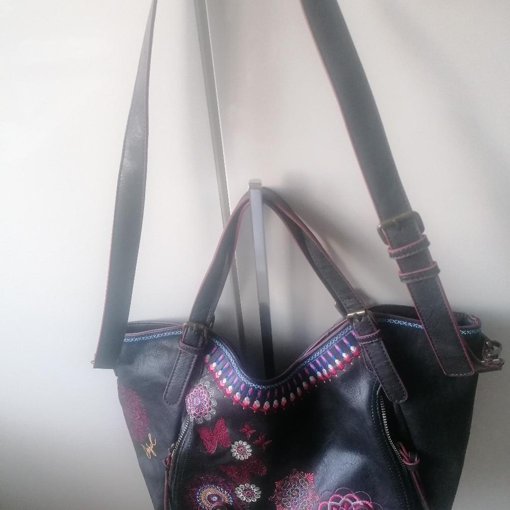 Stilvolle Desigual Handtasche
Schwarz
Maße
Höhe 30 cm
Breite 45 cm
Bodentiefe 16cm
Kann als Schulter oder Tragetasche verwendet
Wie neu!!