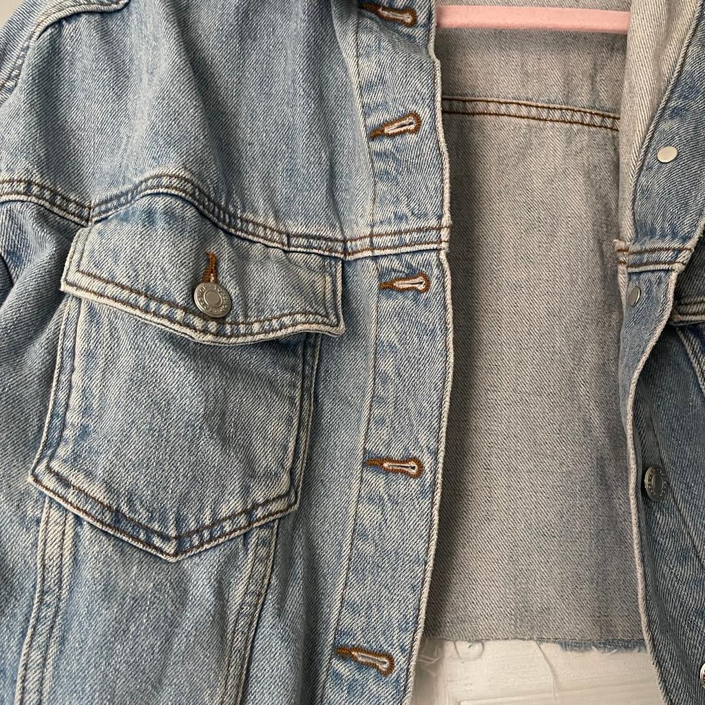 Cropped topshop denim jacket
Barely worn
Size 10
Good condition