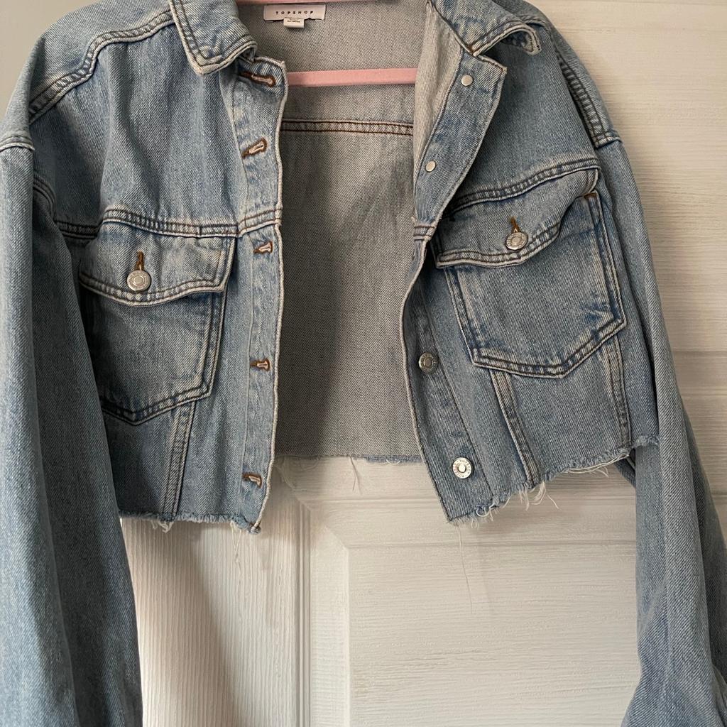 Cropped topshop denim jacket
Barely worn
Size 10
Good condition