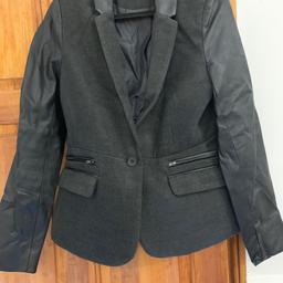 Dorthy Perkins jacket
Size 14
Tag removed but jacket never been used. Was stored away.
Beautiful piece that half leather look on collar and sleeves and nice detail pockets.
Open to sensible offers!!