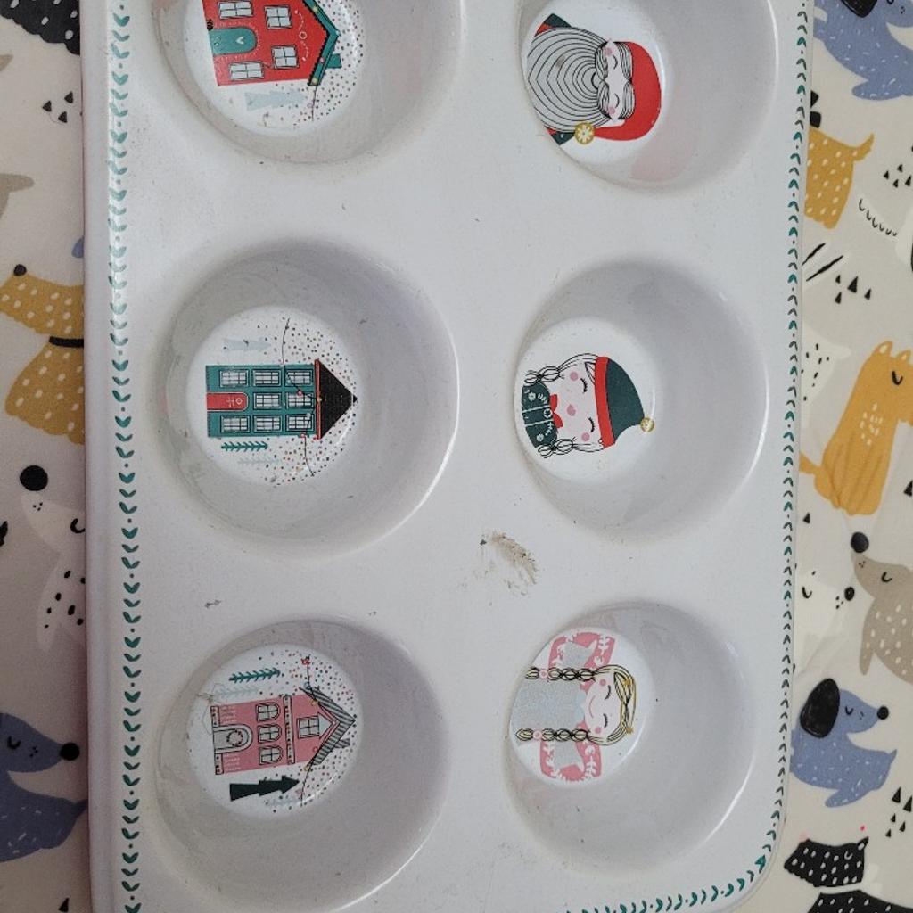 Lovely new condition ceramic bun tin. Has never been used. Still has tags on.

White on top, red underneath. Different christmas picture in each hole.

Great for christmas.

Collection only
