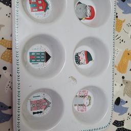 Lovely new condition ceramic bun tin. Has never been used. Still has tags on.

White on top, red underneath. Different christmas picture in each hole. 

Great for christmas.

Collection only