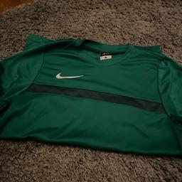 Men’s Nike green T-shirt size medium . Never worn short sleeves