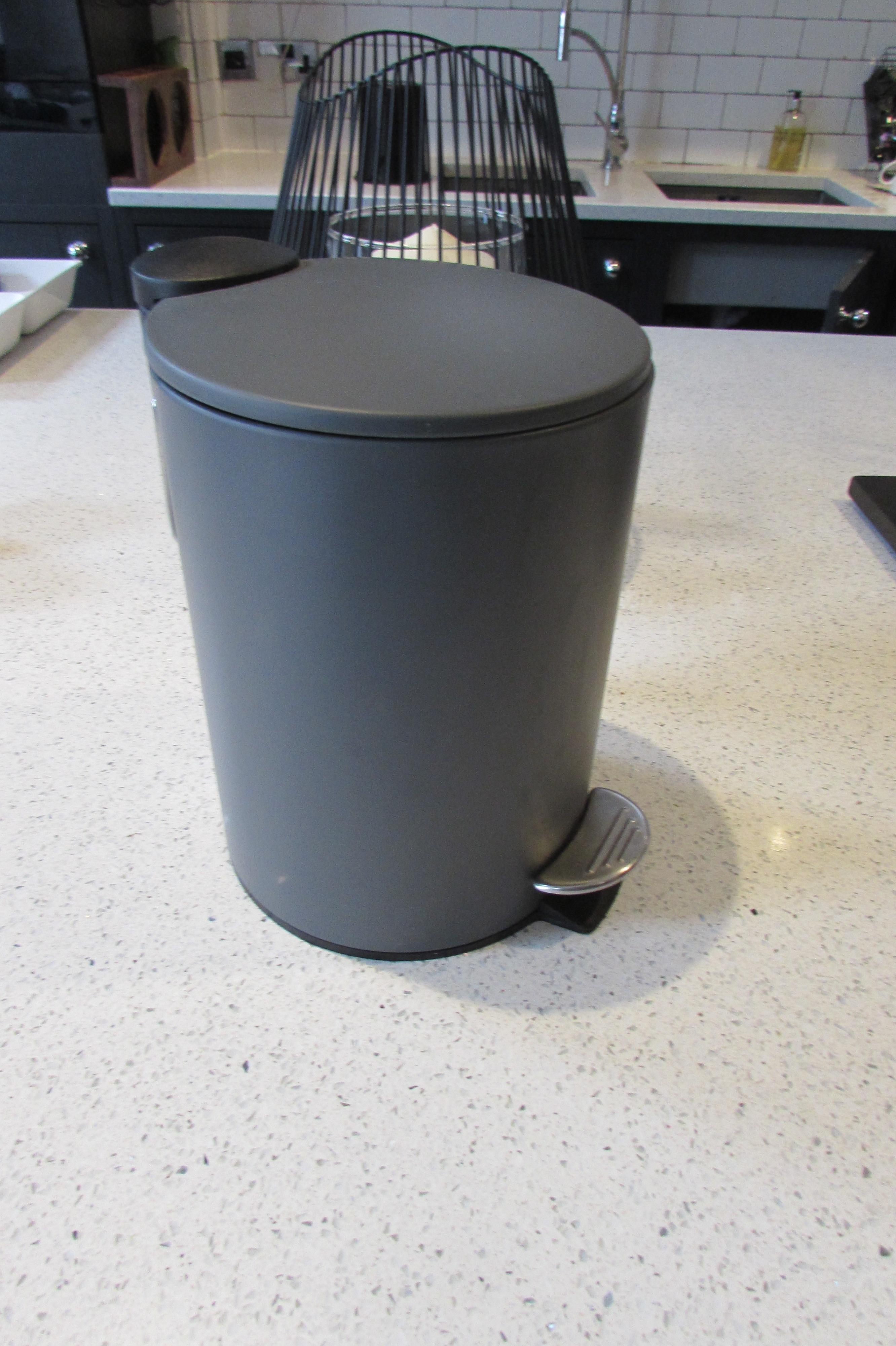 Small grey waste bin bathroom in B69 Sandwell für 3,50 £ zum Verkauf