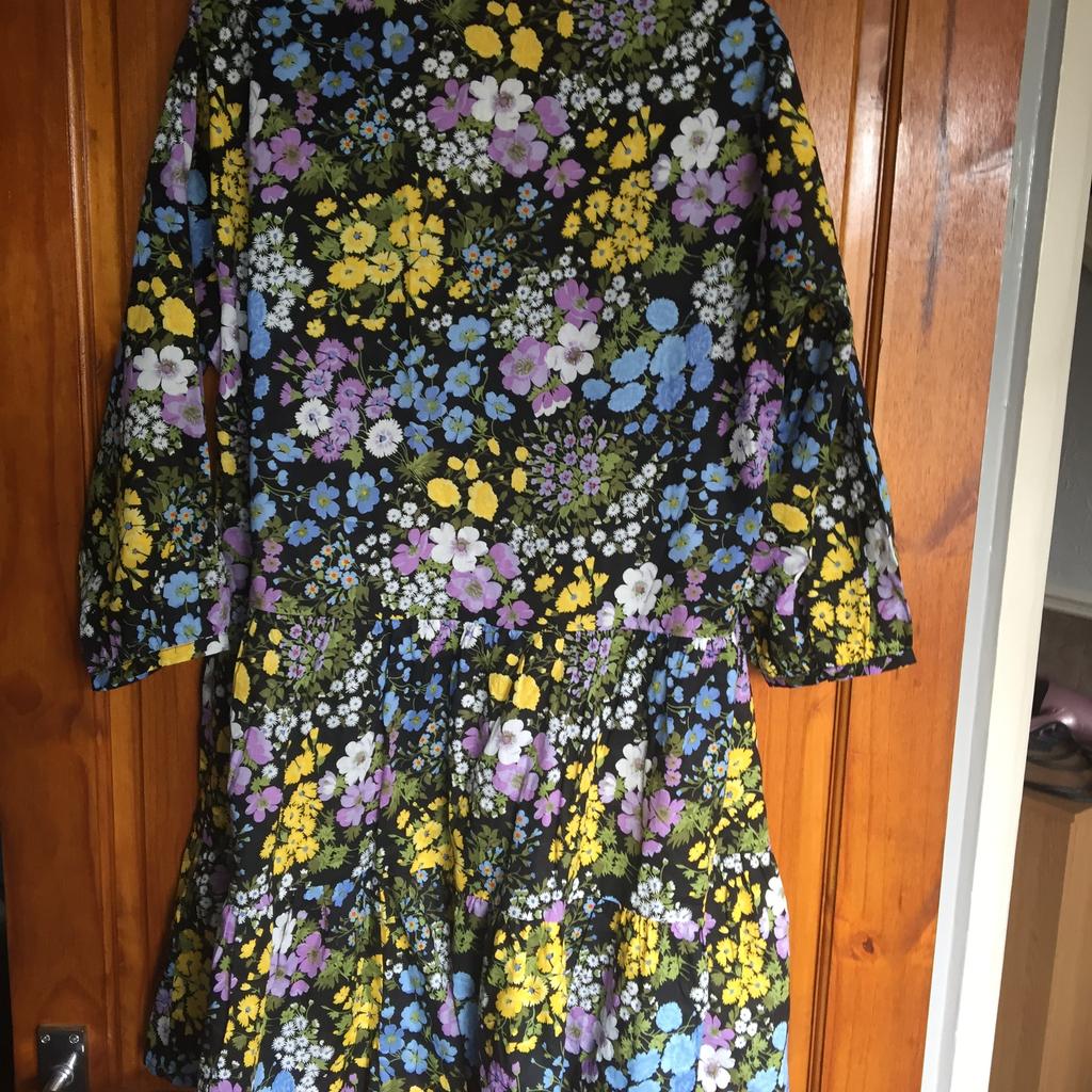 WAREHOUSE FLOWER PATTERN DRESS.SHORT.SIZE 8.TIE AT TOP OF FRONT.NEW WITH TAGS.