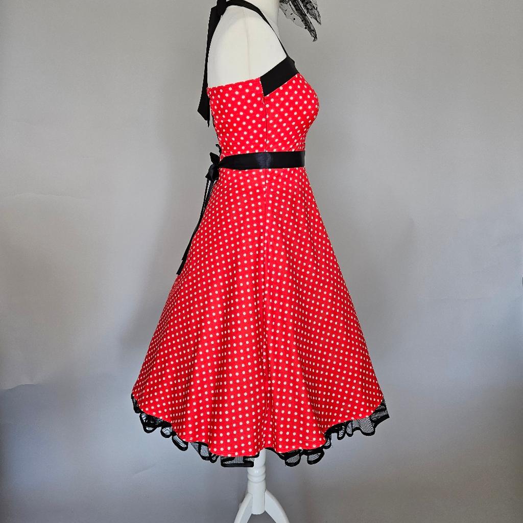 Ein wunderschönes Neckholder Kleid in Rot mit weißen Polkadots in A -Linie.

Dieser Dress ist ein klassisches 50er Swingkleid! Inspiriert an den Kleidern mit einem schwungvollen Rock aus den 50er Jahren! Aber mit dem Komfort von der hiesigen Zeit.

Die figurbetonende Corsage, die im Rücken geschnürt der schwungvolle Rock sorgen für eine superhübsche Silhouette.

Das Kleid wird ohne Petticoat verkauft.

Verfügbare Größe 36.

Versand gegen Aufpreis möglich!