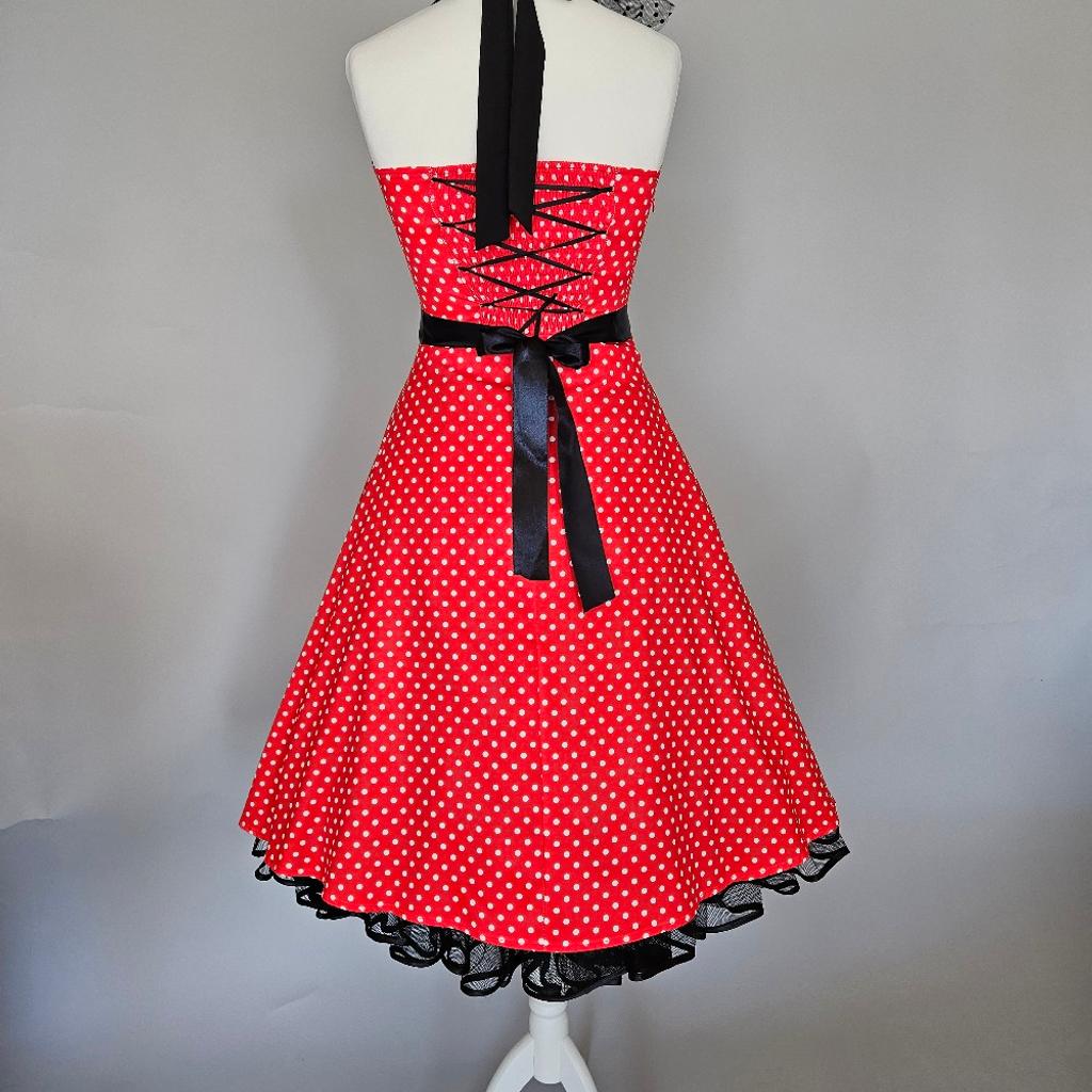 Ein wunderschönes Neckholder Kleid in Rot mit weißen Polkadots in A -Linie.

Dieser Dress ist ein klassisches 50er Swingkleid! Inspiriert an den Kleidern mit einem schwungvollen Rock aus den 50er Jahren! Aber mit dem Komfort von der hiesigen Zeit.

Die figurbetonende Corsage, die im Rücken geschnürt der schwungvolle Rock sorgen für eine superhübsche Silhouette.

Das Kleid wird ohne Petticoat verkauft.

Verfügbare Größe 36.

Versand gegen Aufpreis möglich!