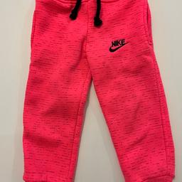 Nike jogginghose gr 92
(Ich finde sie ist sehr sehr groß geschnitten) 
Abholung 4061 Pasching