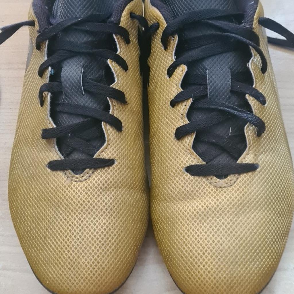 boys beautiful football shoes are very comfortable to wear. it's use but good condition. size uk 4.