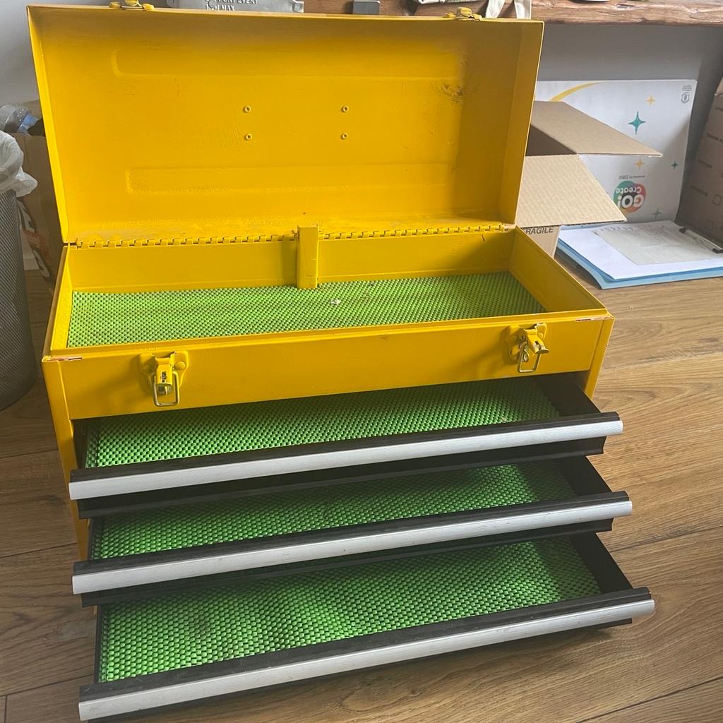 Halfords 3 drawer metal portable tool chest in SS17 Corringham für 20