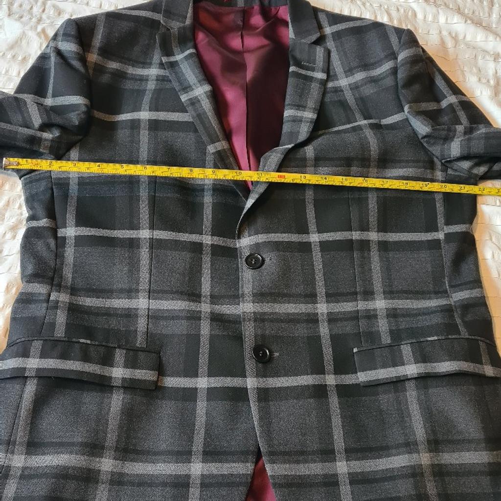 River Island men's Blazer in fantastic condition. Uk44r. Black and grey check. Stunning. See photos for condition size flaws materials etc. I can offer try before you buy option if you are local but if viewing on an auction site viewing STRICTLY prior to end of auction.  If you bid and win it's yours. Cash on collection or post at extra cost which is £4.55 Royal Mail 2nd class. I can offer free local delivery within five miles of my postcode which is LS104NF. Listed on five other sites so it may end abruptly. Don't be disappointed. Any questions please ask and I will answer asap.
Please check out my other items. I have hundreds of items for sale including bikes, men's, womens, and children's clothes. Trainers of all brands. Boots of all brands. Sandals of all brands.
There are over 50 bikes available and I sell on multiple sites so search bikes in Middleton west Yorkshire. hundreds of items for sale including bikes, men's, womens, and children's clothes. Trainers of all brands. Boots