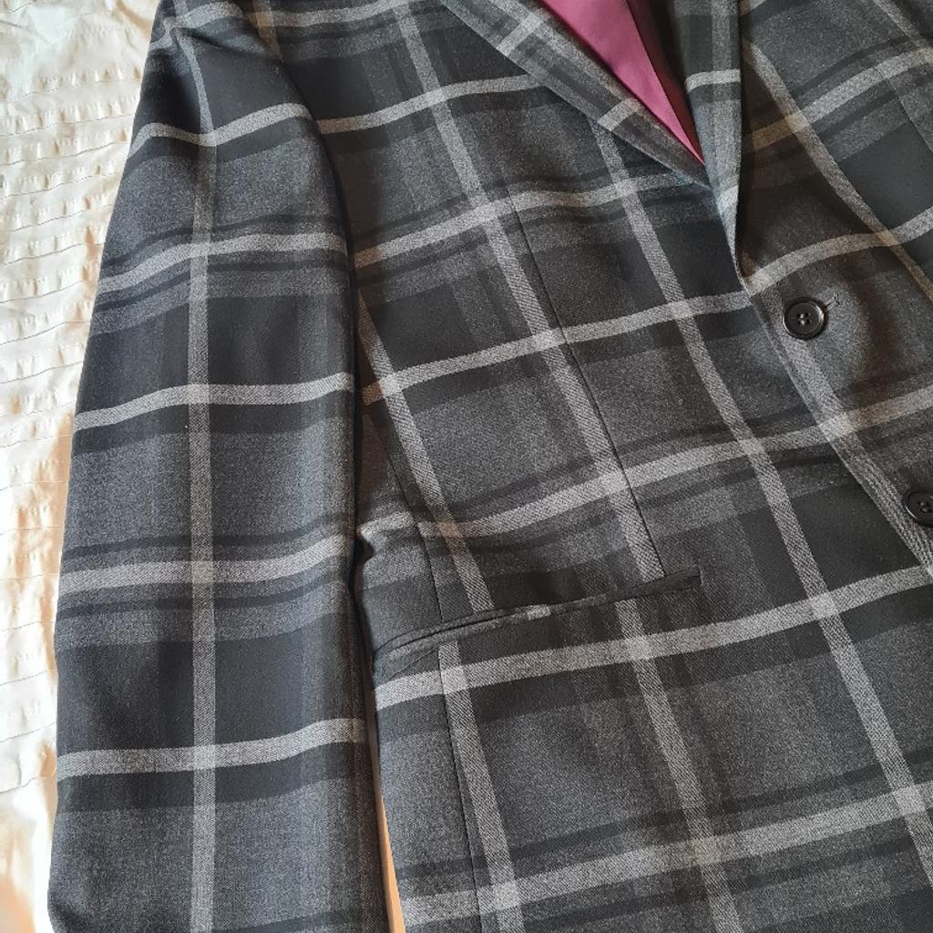 River Island men's Blazer in fantastic condition. Uk44r. Black and grey check. Stunning. See photos for condition size flaws materials etc. I can offer try before you buy option if you are local but if viewing on an auction site viewing STRICTLY prior to end of auction.  If you bid and win it's yours. Cash on collection or post at extra cost which is £4.55 Royal Mail 2nd class. I can offer free local delivery within five miles of my postcode which is LS104NF. Listed on five other sites so it may end abruptly. Don't be disappointed. Any questions please ask and I will answer asap.
Please check out my other items. I have hundreds of items for sale including bikes, men's, womens, and children's clothes. Trainers of all brands. Boots of all brands. Sandals of all brands.
There are over 50 bikes available and I sell on multiple sites so search bikes in Middleton west Yorkshire. hundreds of items for sale including bikes, men's, womens, and children's clothes. Trainers of all brands. Boots
