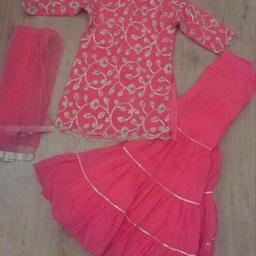 Good condition as shown in pics only worn once for a few hours
Indian Size 28
Dress length approx 24-25
Bottom length approx 34

ONLY POSTING OUT