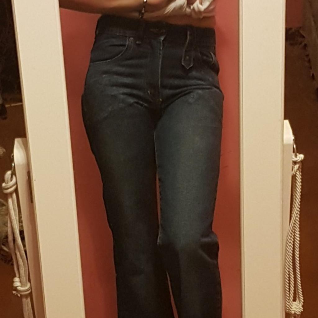 Pantaloni / jeans colore blu scuro, vita alta, tg. 38 (XS), firmate X-lSLE, 100% cotone. Usate poco, in ottimi condizioni.
Vendo anche magliette.
Guarda altri miei annunci e risparmia sulle spese di spedizione.
#Jeans #ragazza #cotone #pantalone #denim #blu #cotone #donna