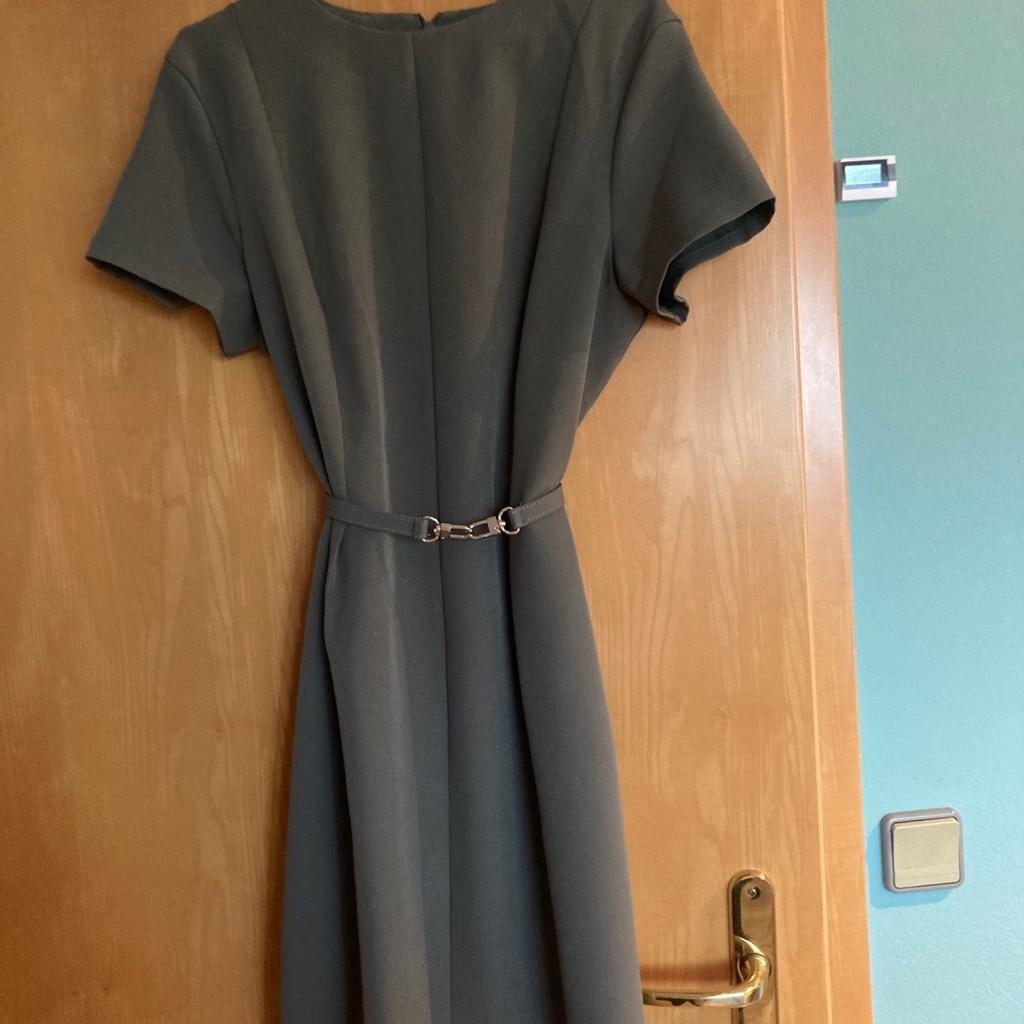 Kleid in olivgrün mit Gürtel

Gr42/44

Selbstabholer