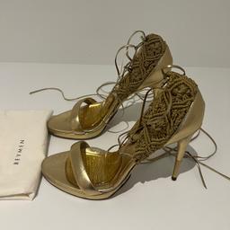 Orginal Gucci abend schuhe.. Absatzhöhe 10 cm, 37,5 - 38 Gr.
Bitte nur seriöse angeboten, nur Abholung... #GUCCI #Damen# Sandalen #Schuhe #Gold