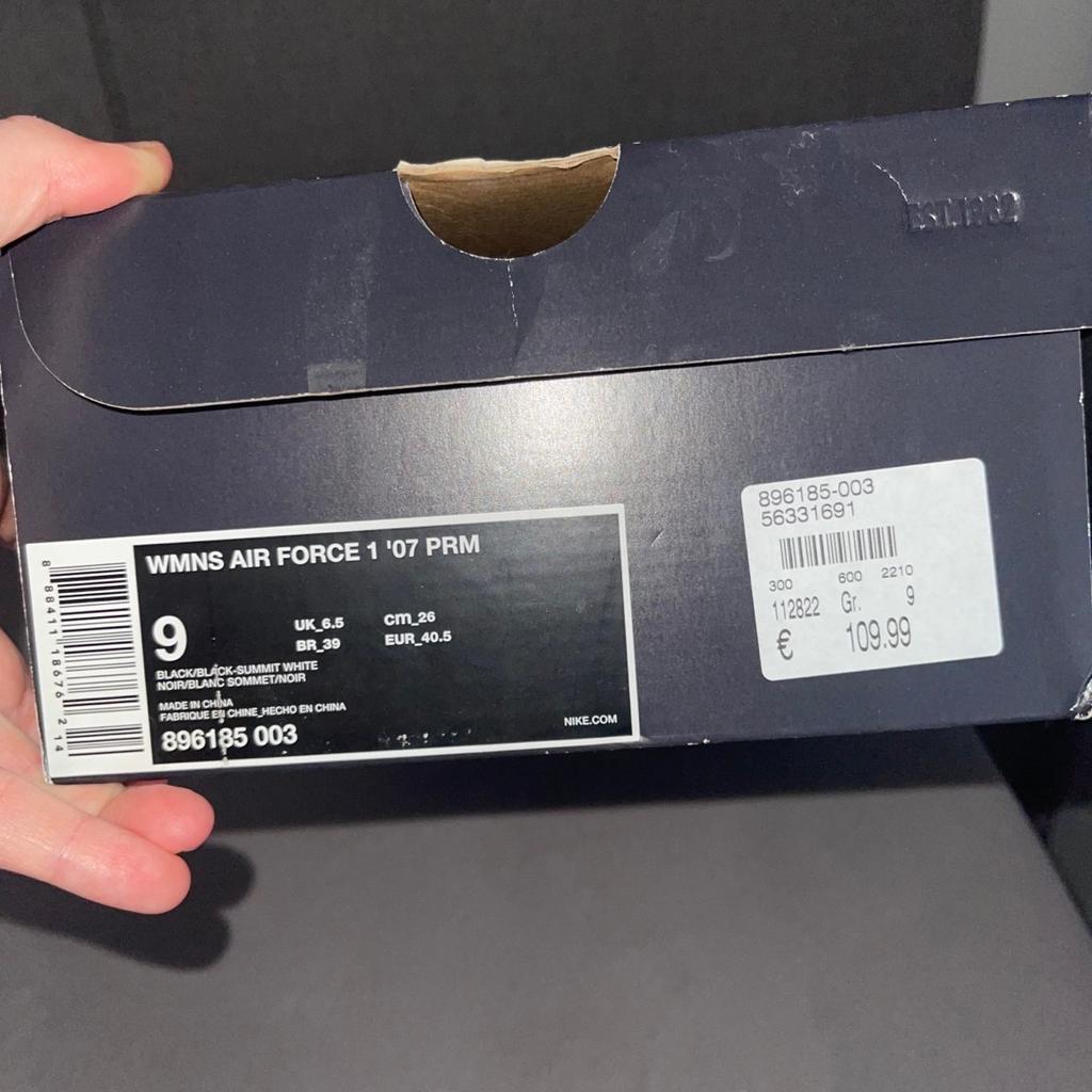 Geboten werden nagelneue Schuhe von Nike Airfoce 1 in schwarz samt. Absoluter Hingucker. Noch nie angehabt. Daher dürfen sie weiterziehen.

Versand gegen Aufpreis möglich.

Neupreis 110,00€