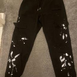 Like new Maniere de voir cargo pants

Black with paint splatter design

Relaxed fit