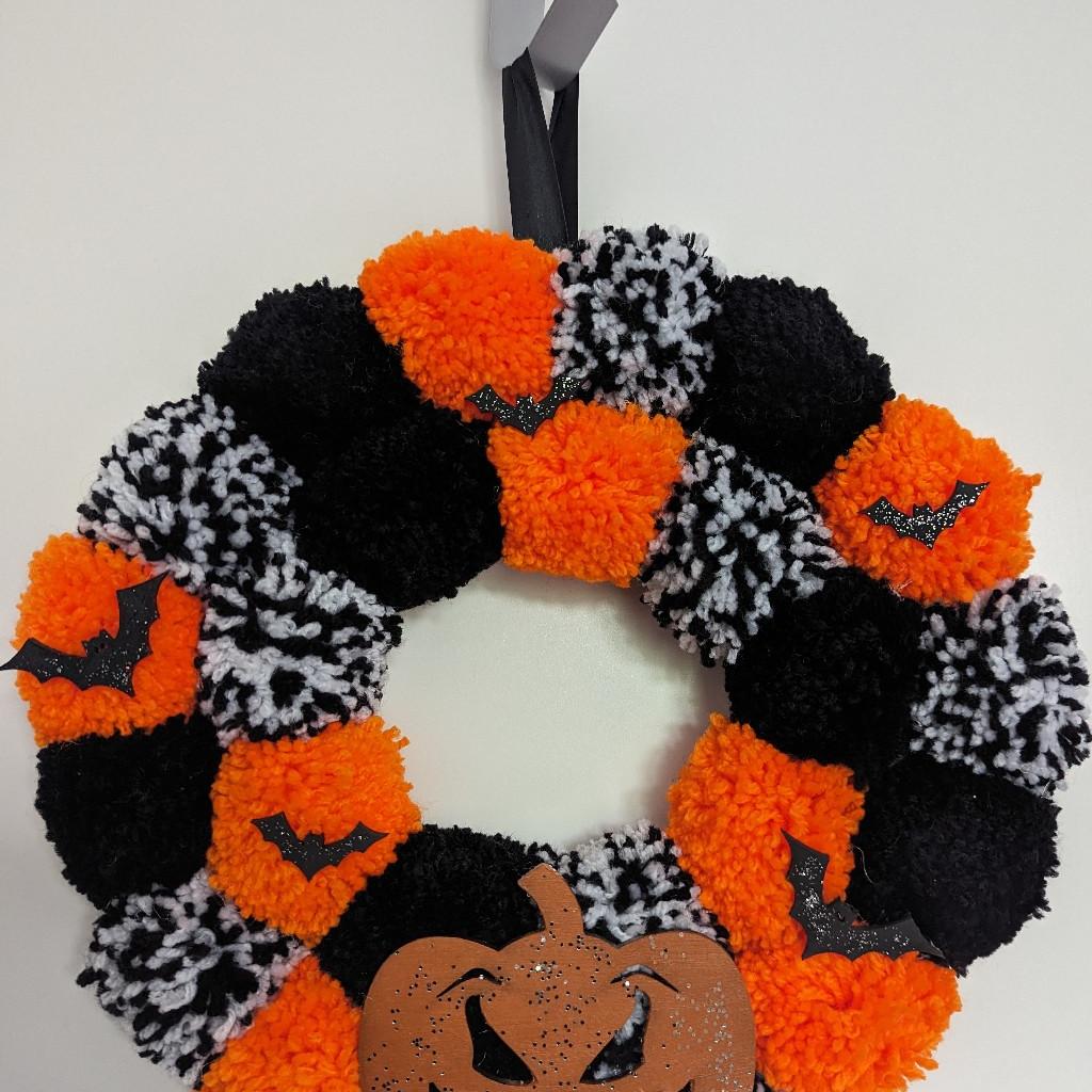 🎃 Handmade Halloween glittery orange smiley pumpkin wreath 🖤 13x12 inches, £15 🎃 with pom poms, hand painted large glittery pumpkin, black glittery bats and black satin ribbon as hook 🧡