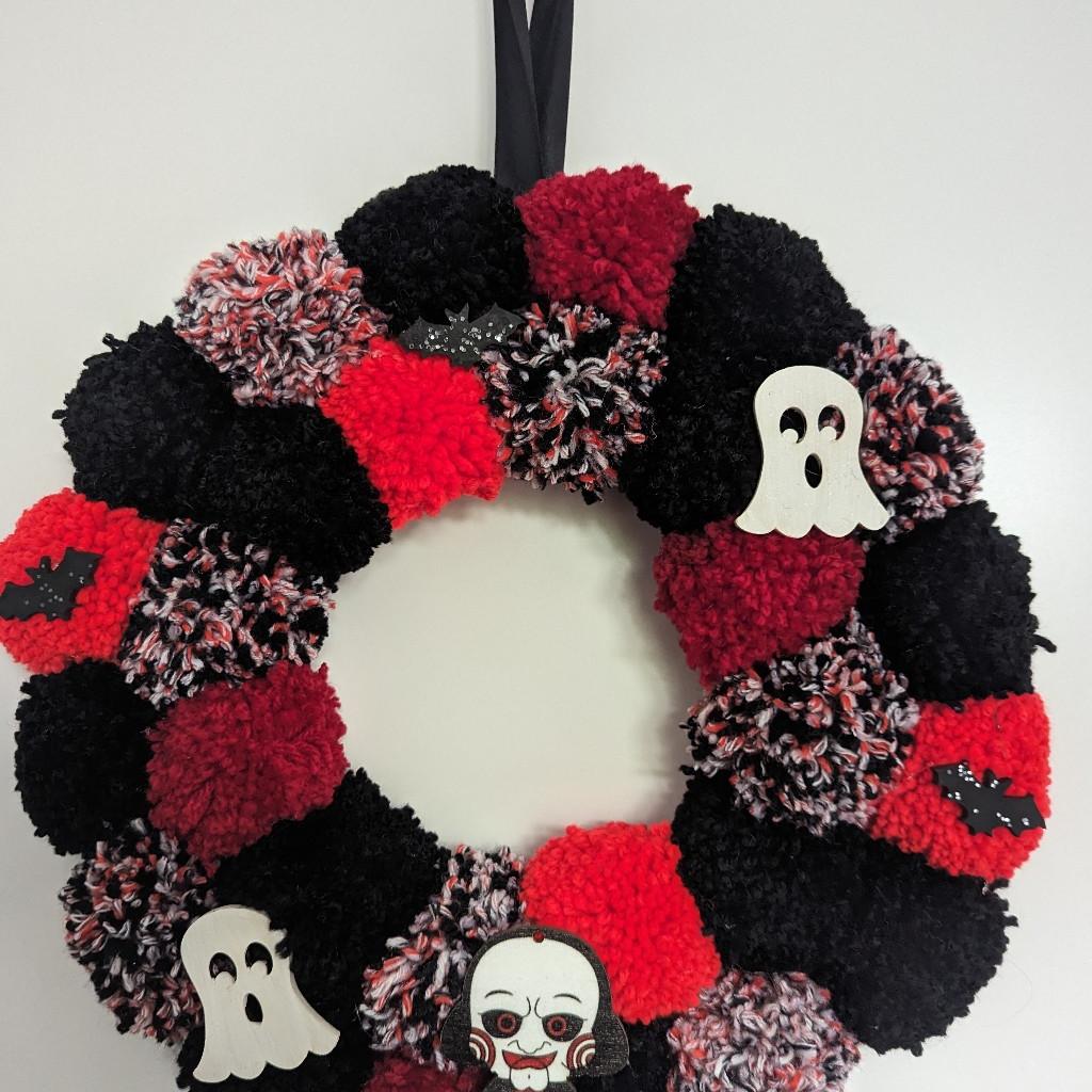 ❤️🖤 Handmade Halloween Billie Saw Puppet wreath ~ red and black pom poms with hand-painted glittery bats and ghosts 🦇 and a black satin ribbon as hook 👻
12.5 x 12 inches, £15 🖤❤️