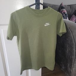 Nike Tshirt.
Good condition.
Size medium child's around 10-12 years.