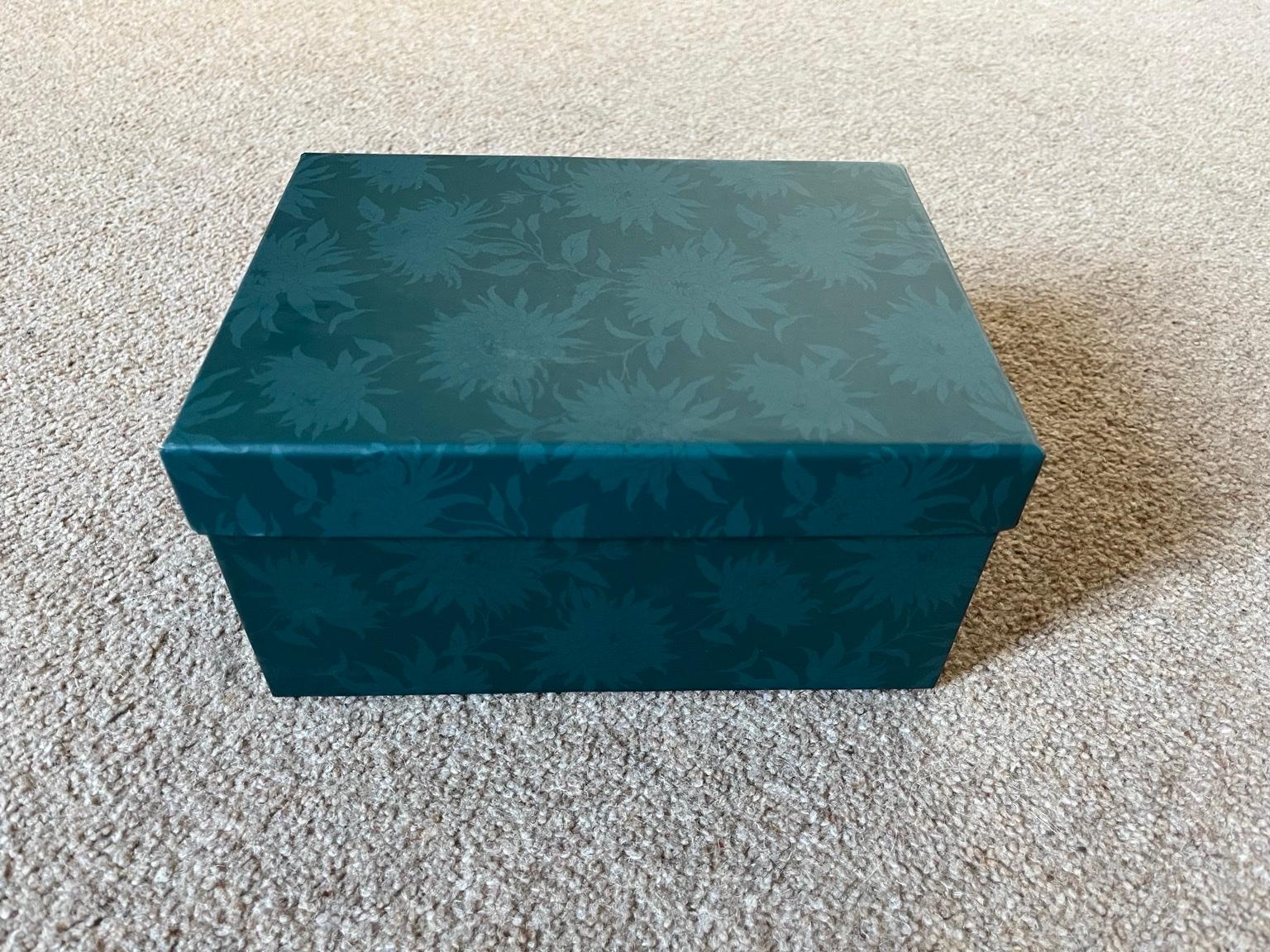 Gift box and tissue paper in ME15 Maidstone für 1,00 £ zum Verkauf
