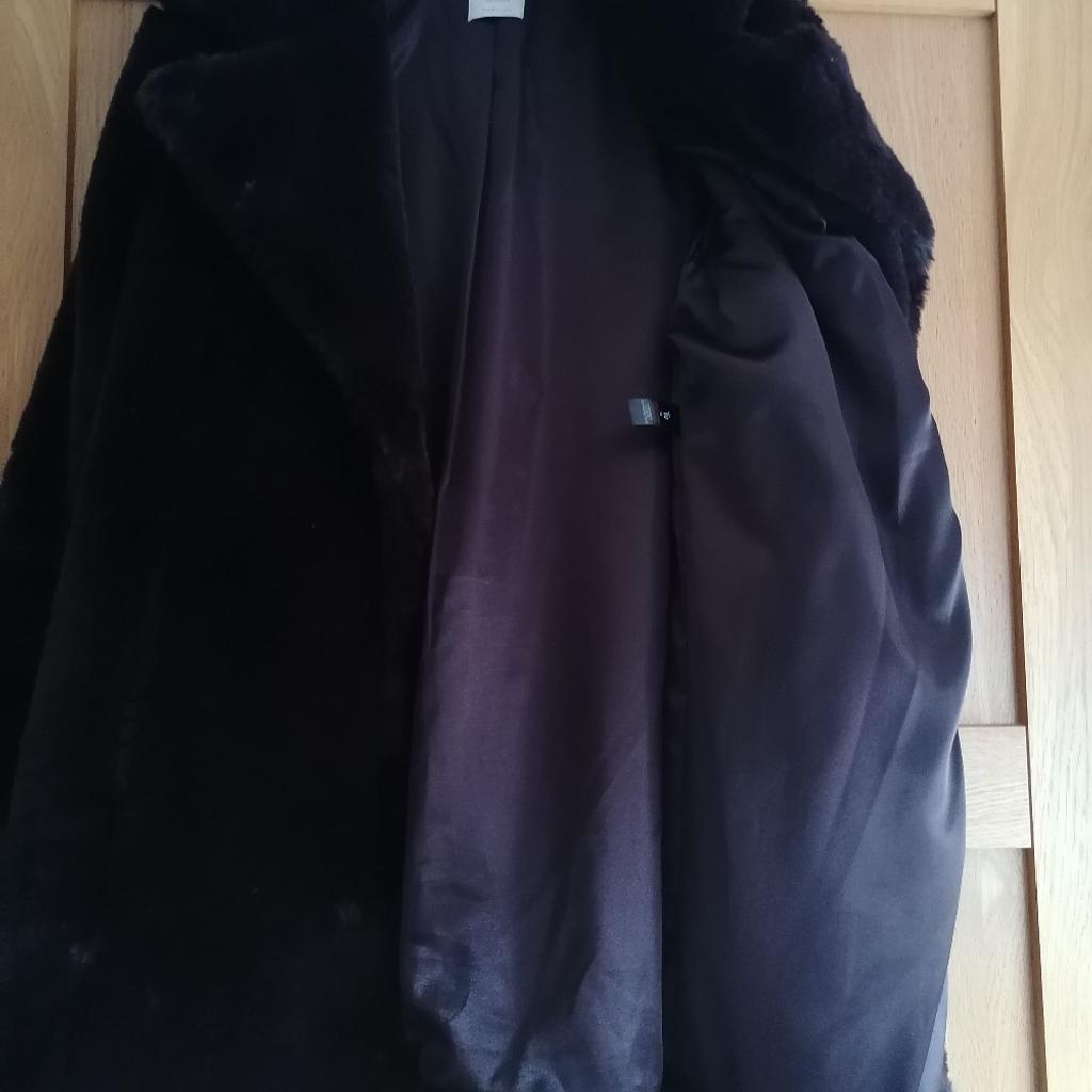 A beautiful Faux Fur coat, very soft, front fastening, pocket either side, satin lined. Length from shoulder is 34 inches. Colour brown /dark plum.
Collection only.