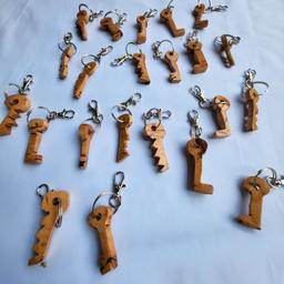 Schlüsselanhänger aus Naturholz gefertigt mit Metall Karabinenhaken. 
Unterschiedliche Schlüssel keiner ist gleich,handgefertigt siehe Bilder. Das Holz ist versiegelt , geschliffen und einzigartig. 
Können in Zirndorf abgeholt werden oder auch versendet werden.