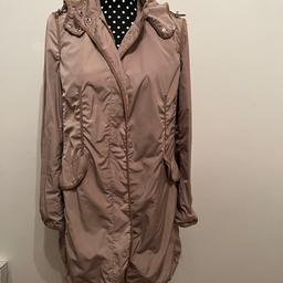 Wunderschöner Trenchcoat/leichte Jacke von Moncler, top Zustand, tolle Farbe!

Modell: Argelia
Größe: 4 (40)
Hoher Neupreis!

Natürlich Original mit Code!

Privatverkauf!