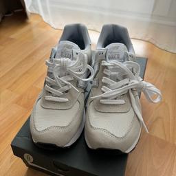 Ich verkaufe hier die New Balance 574 in Größe 40 in creme / beige.
Die Schuhe sind neu und wurden nur einmal anprobiert.
NP: 109,99€

Wenn keine Abholung möglich, entstehen zusätzlich zu dem angezeigten Verkaufspreis noch Versandkosten!

Privatverkauf: keine Rücknahme, Gewährleistung oder Garantie!