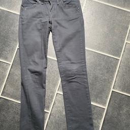 Levi’s Jeans, Anthrazit, W 25 / L 32, am Bund einfach gemessen ca. 35 cm, Länge ab Schritt gemessen ca. 78 cm, elastisch, privater Verkauf daher keine Rücknahme und Gewährleistung