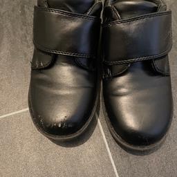 Anzug Schuhe
Größe: 30
Wie mann an Foto erkennen kann sind die Schuhe vorne leicht abgestoßen
Mit Klettverschluss
Nur einmal getragen