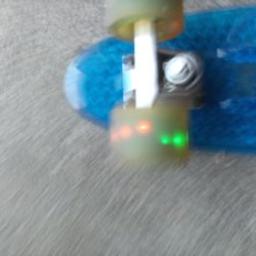 Skateboard im Kleinformat

Transparentes blau
Wheels leuchten rot blau und grün, wenn sie sich drehen

Keine Garantie oder Rücknahme