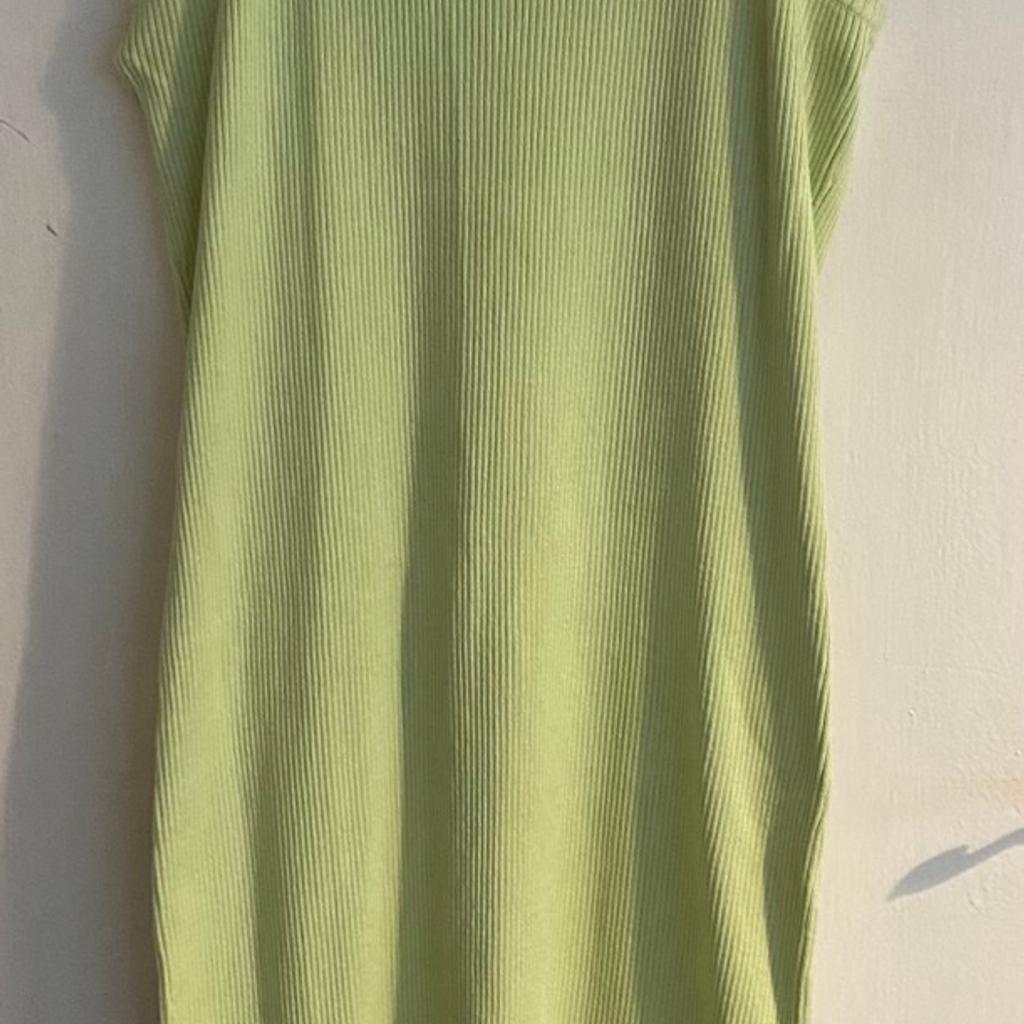 Lady’s lime green dress £2.00
Size 18/20
In excellent condition
Collection Hounslow Heath